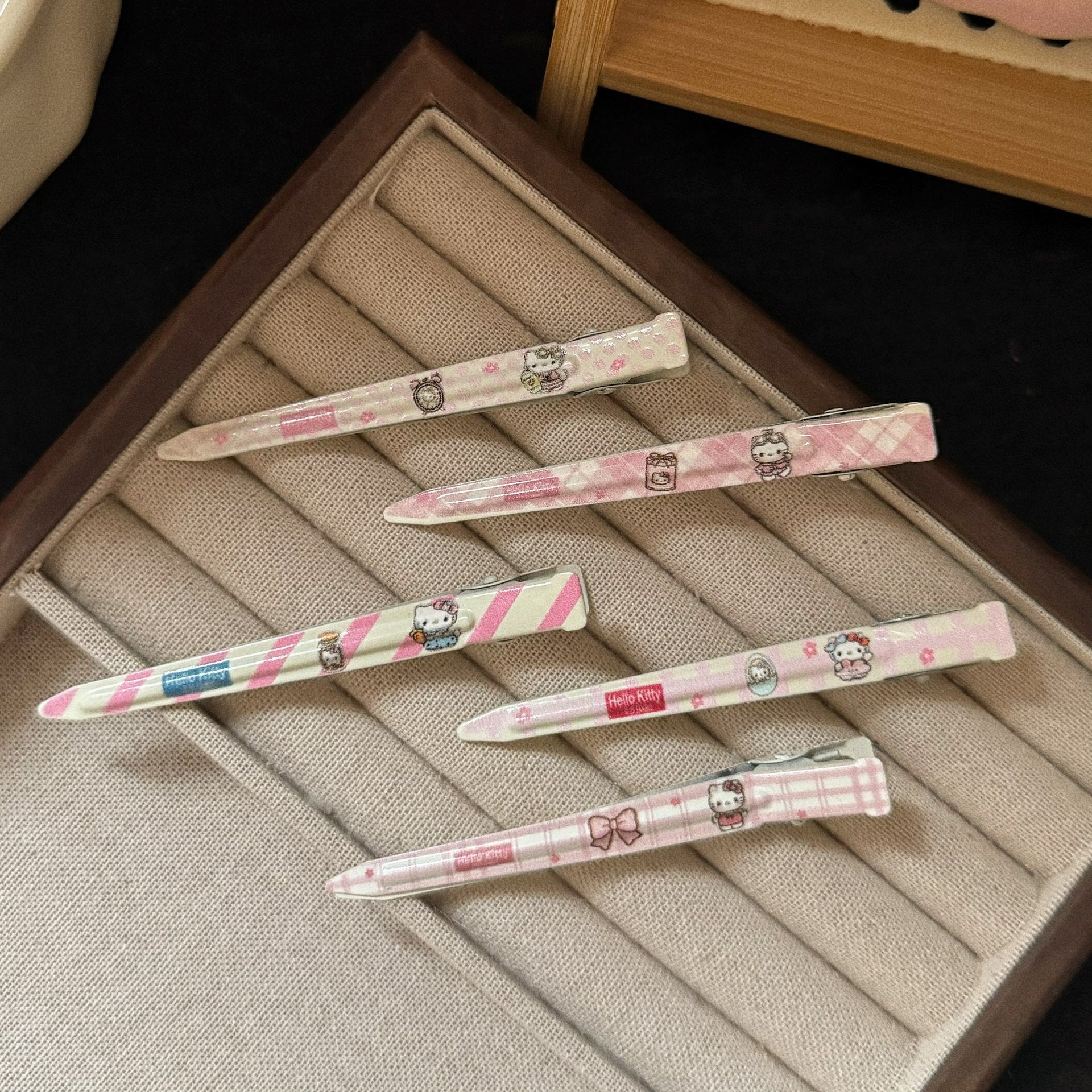 粉色金屬貓咪領結髮夾－許願瓶貓咪髮夾款細節1｜https://igowo.tw/