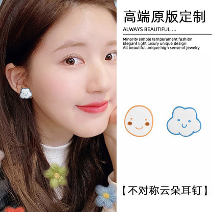 彩色雲朵不對稱耳釘－商品主圖｜https://igowo.tw/