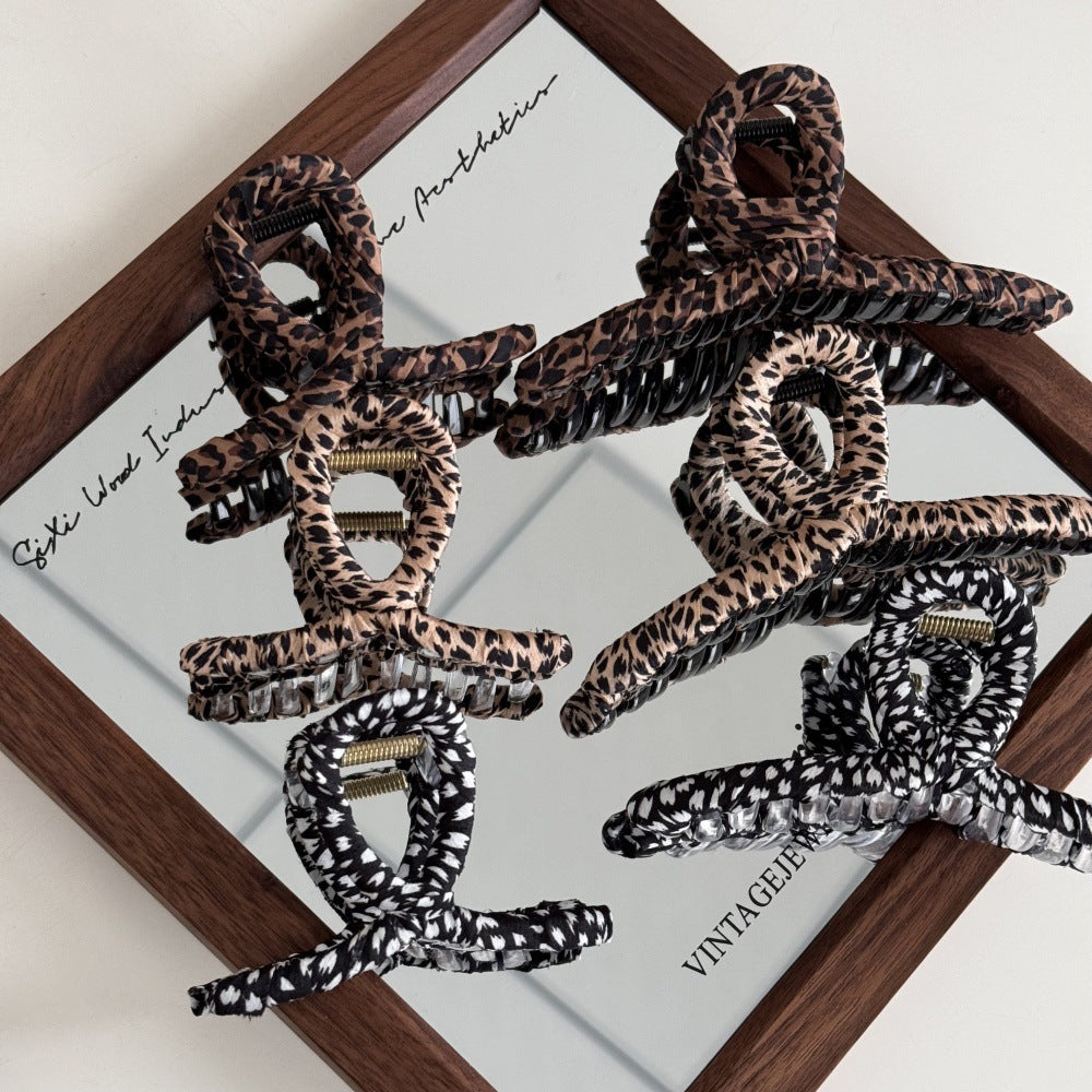 布面豹紋纏繞鯊魚夾－第二視角實拍｜https://igowo.tw/