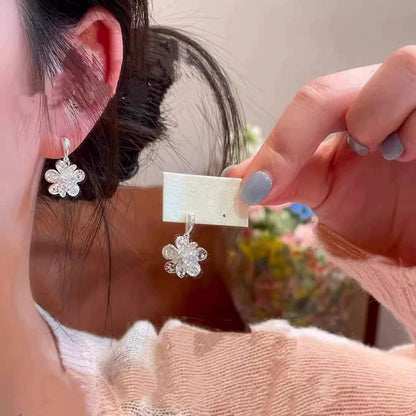 白色花朵耳環－白k款細節｜https://igowo.tw/