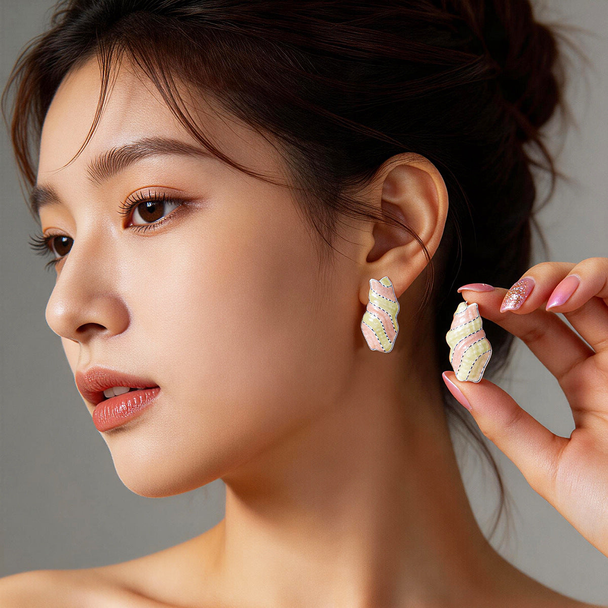 彩色琺瑯不規則耳釘－混彩白（鍍厚銀）款細節1｜https://igowo.tw/