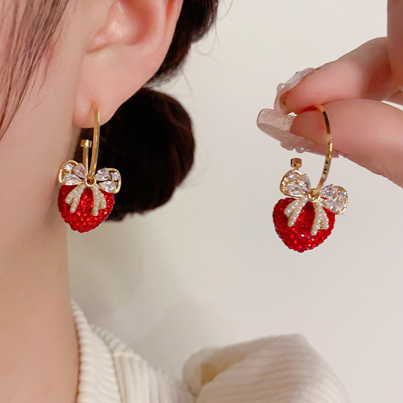 紅色鋯石愛心耳環－商品主圖｜https://igowo.tw/