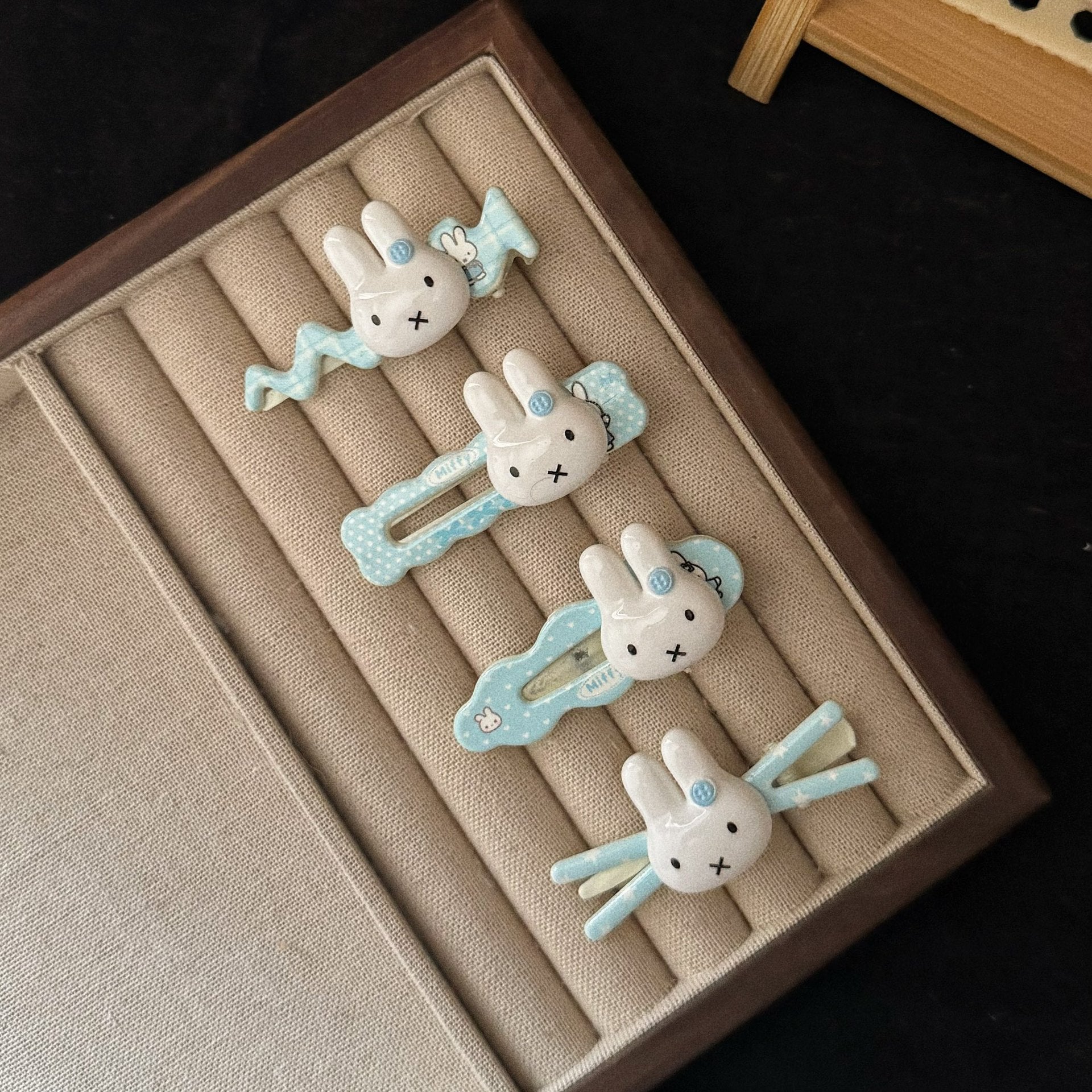 藍色金屬兔子雲朵髮夾－商品主圖｜https://igowo.tw/