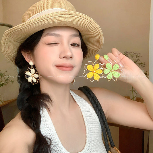 黃色太陽花誇張耳環－商品主圖｜https://igowo.tw/