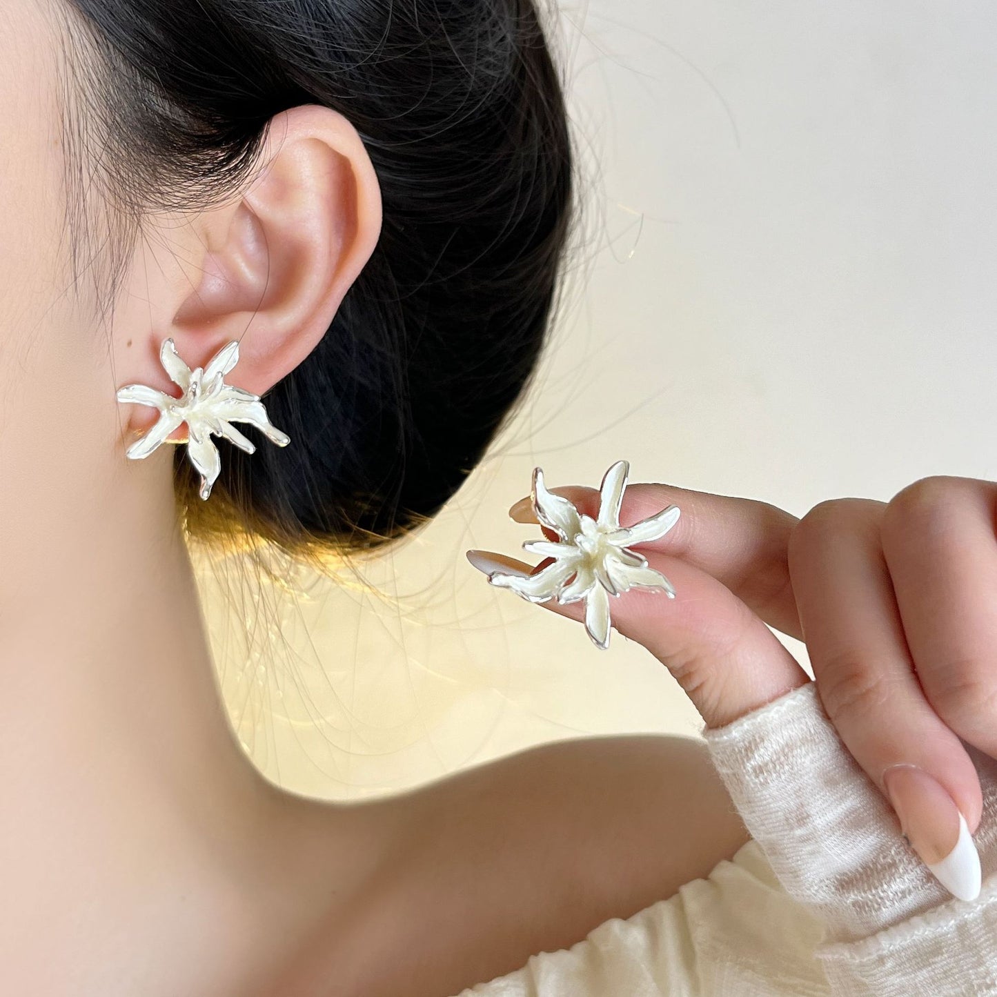 花朵立體誇張耳釘－細節特寫2｜https://igowo.tw/