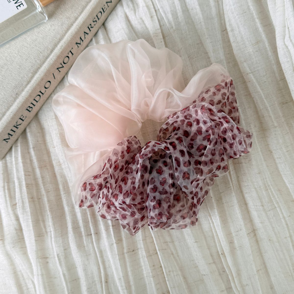 網紗豹紋大腸圈髮圈－藍色豹紋-長齒箍款細節｜https://igowo.tw/