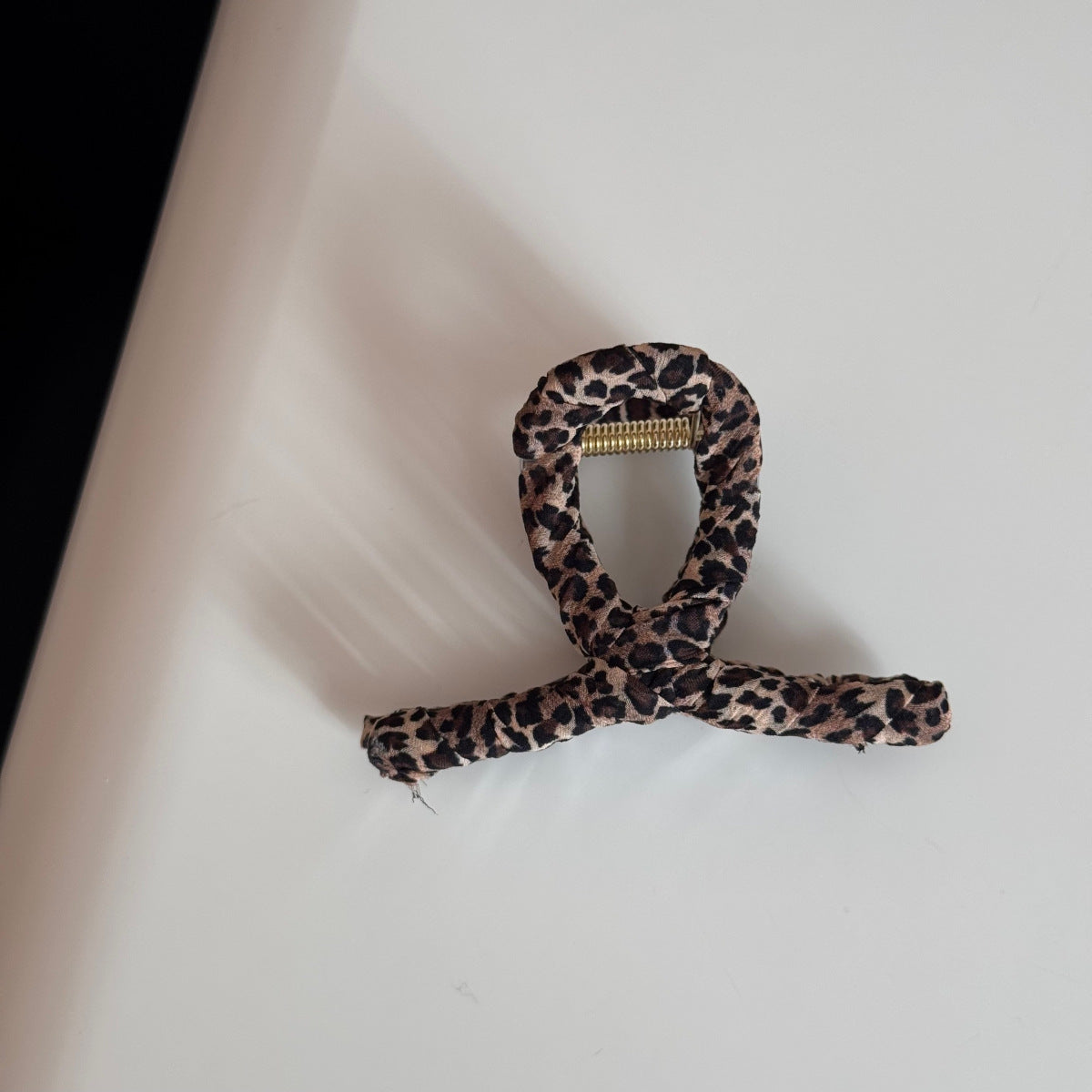 布面豹紋復古鯊魚夾－豹紋布藝-小插梳款細節｜https://igowo.tw/