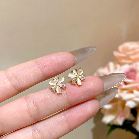 貓眼石花朵微鑲耳釘－商品主圖｜https://igowo.tw/