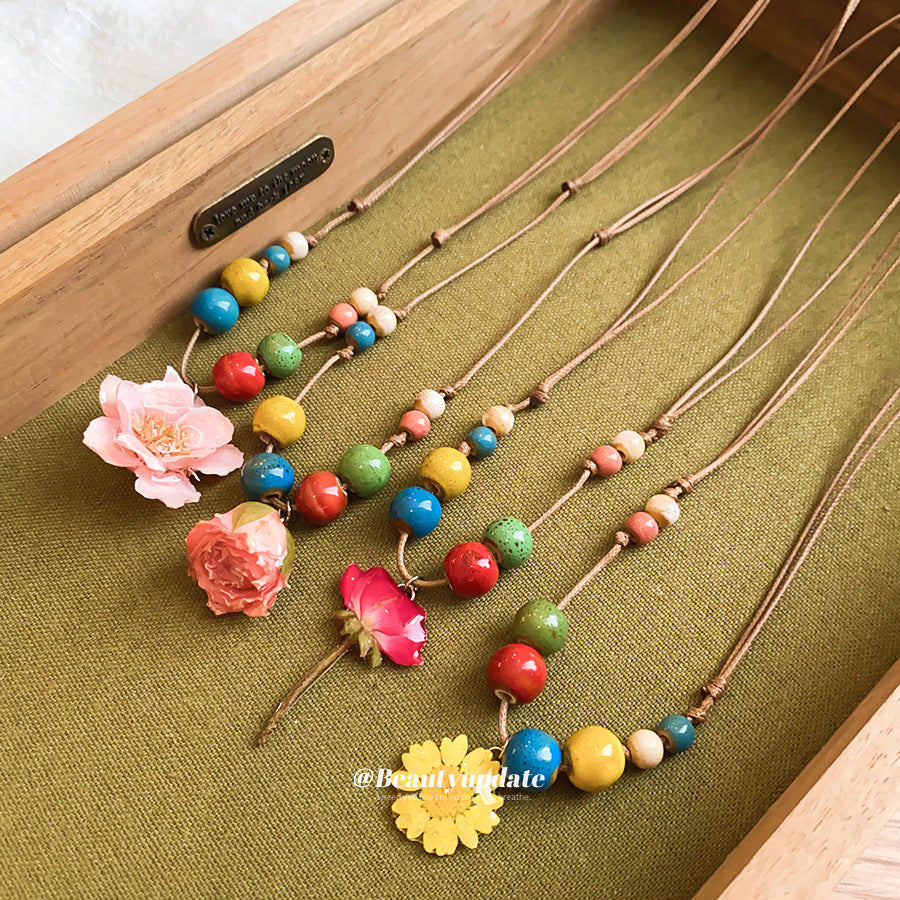 陶瓷皮繩花朵墜飾項鍊－項鍊-咖色-黃色款細節｜https://igowo.tw/