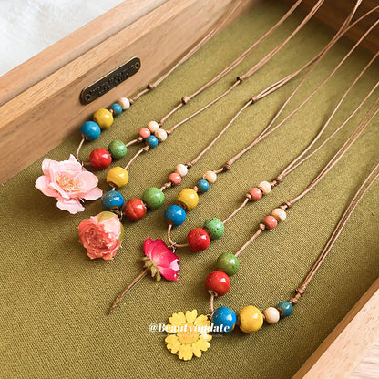 陶瓷皮繩花朵墜飾項鍊－項鍊-咖色-黃色款細節｜https://igowo.tw/