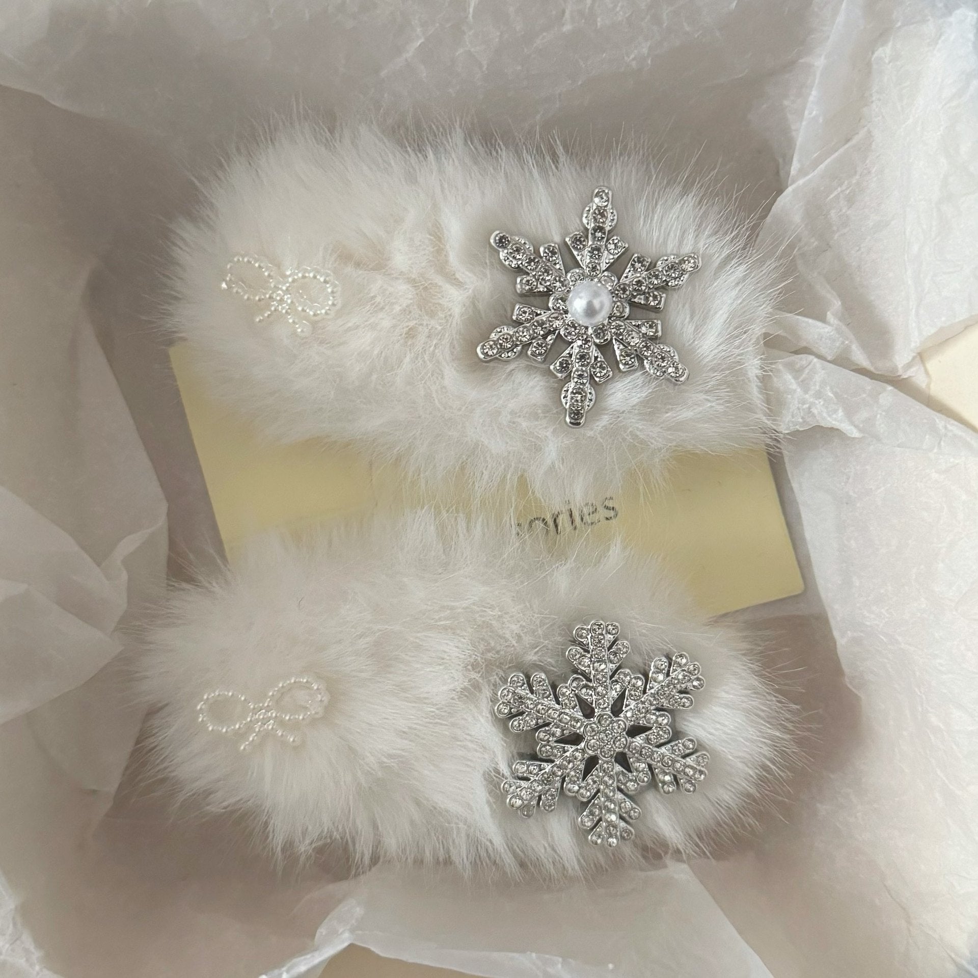 銀色絨面雪花領結髮夾－商品主圖｜https://igowo.tw/