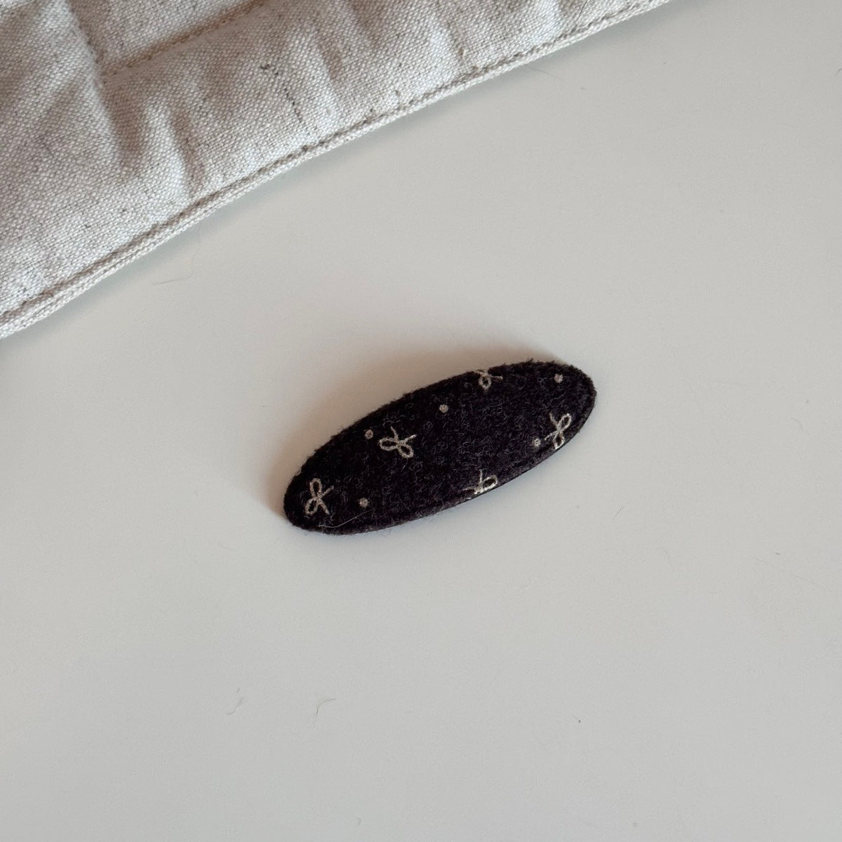 絨面蝴蝶結橢圓髮夾