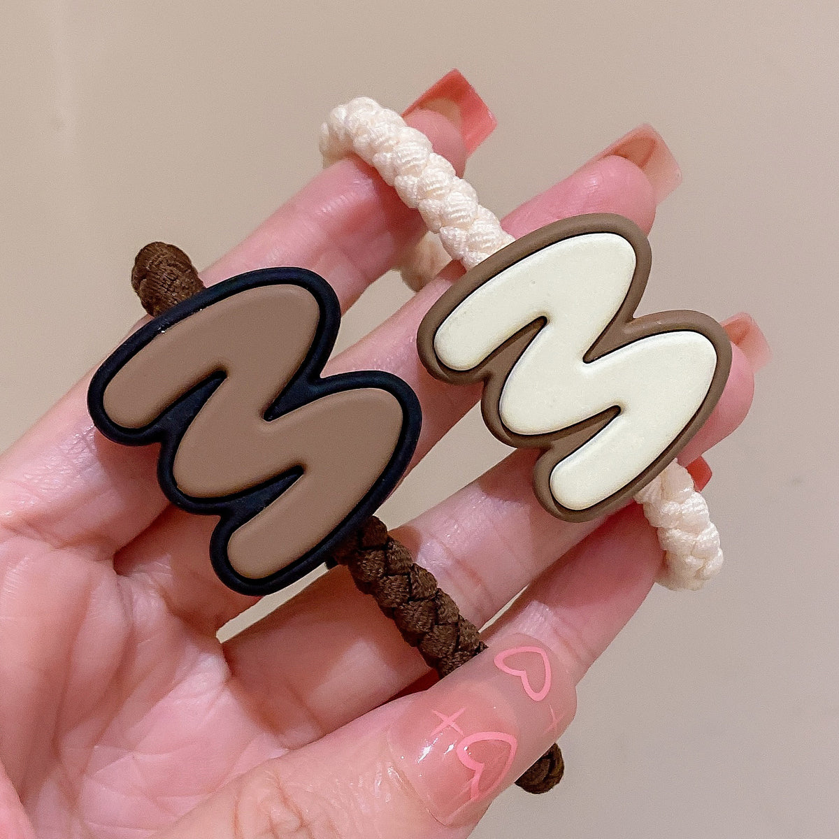 棕色小熊卡通髮圈－黑色M款細節2｜https://igowo.tw/