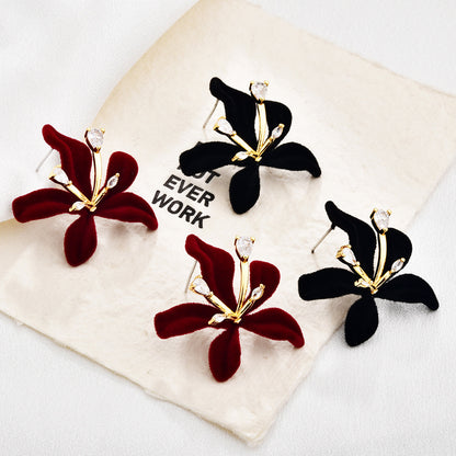 紅色絨面鋯石花朵耳環－第二視角實拍｜https://igowo.tw/