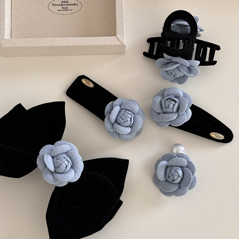 絨面山茶花蝴蝶結髮夾－細節特寫1｜https://igowo.tw/