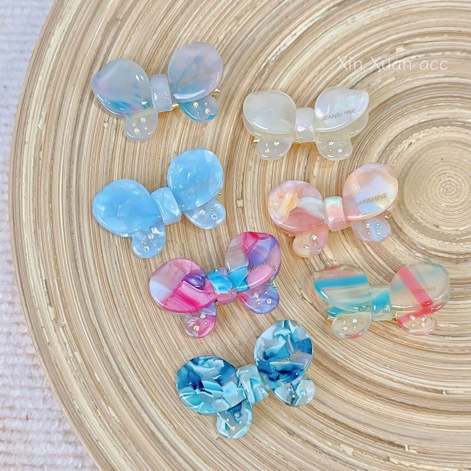 醋酸板材蝴蝶鑲鑽髮夾－粉藍色款細節｜https://igowo.tw/