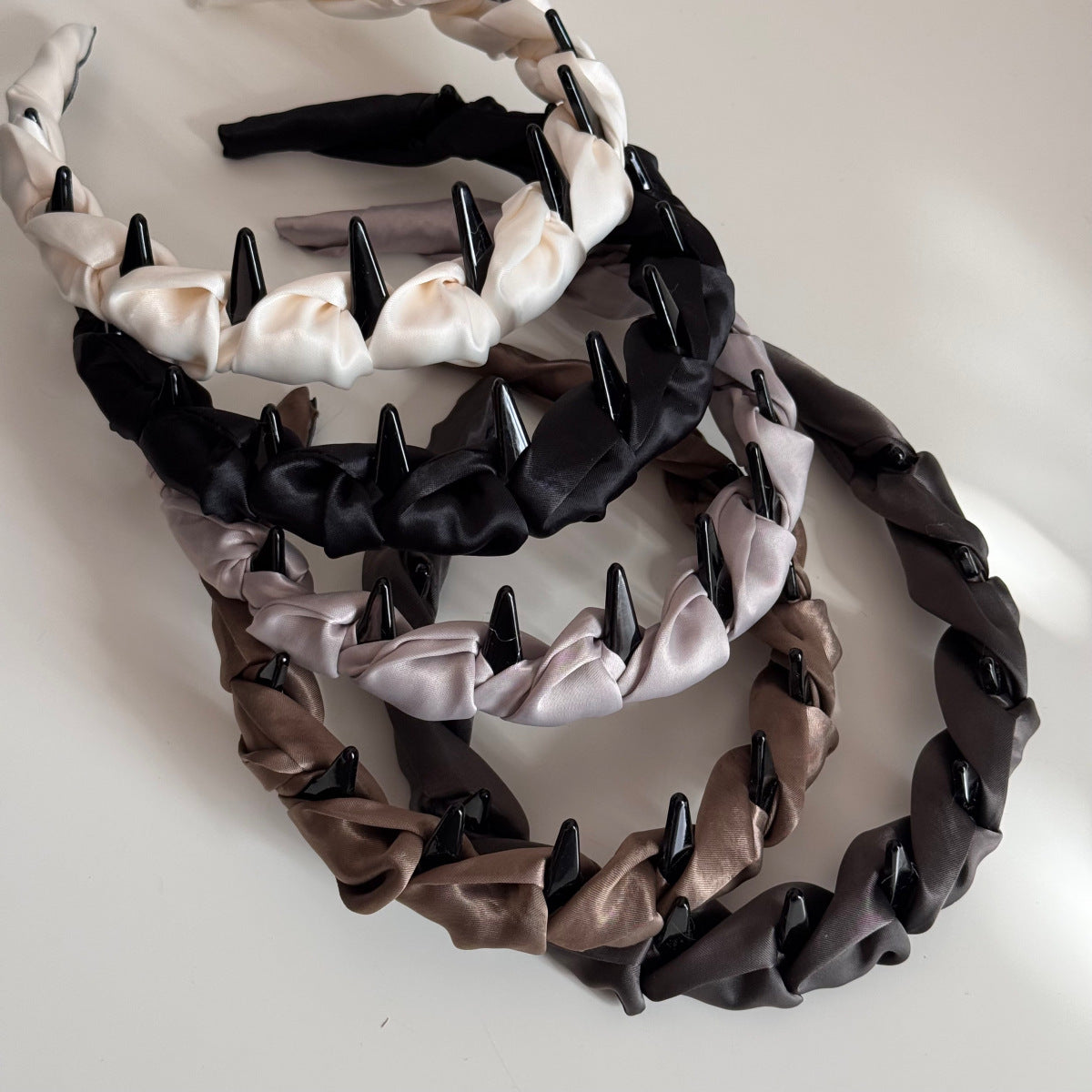 纏繞簡約髮箍－緞面長齒箍-灰色款實拍｜https://igowo.tw/