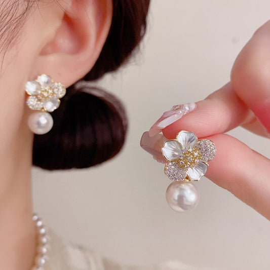 珍珠花朵微鑲耳墜－商品主圖｜https://igowo.tw/