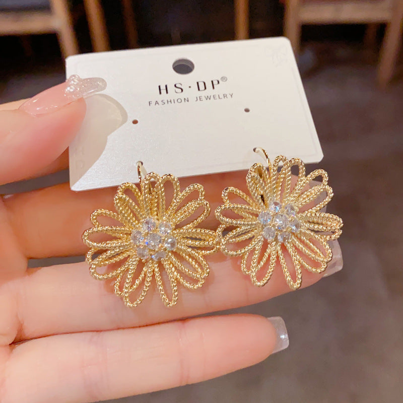 金屬花朵鏤空簡約耳扣－商品主圖｜https://igowo.tw/