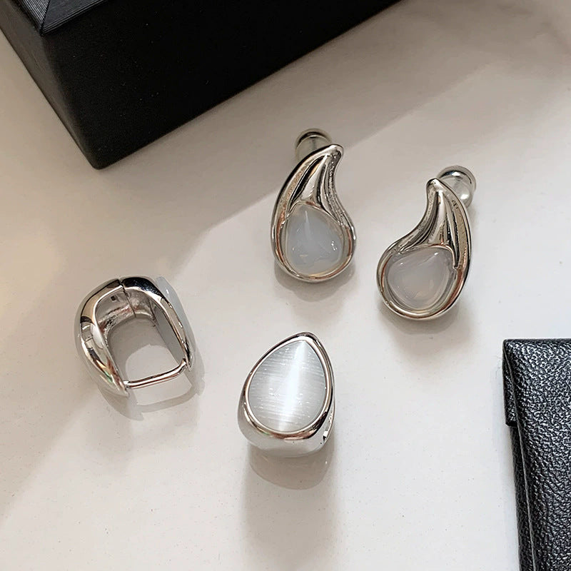 金屬月亮鑲鑽小巧耳釘－商品主圖｜https://igowo.tw/