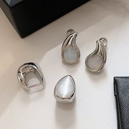 金屬月亮鑲鑽小巧耳釘－商品主圖｜https://igowo.tw/