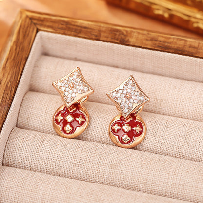 紅色琺瑯幸運草耳釘－細節特寫6｜https://igowo.tw/