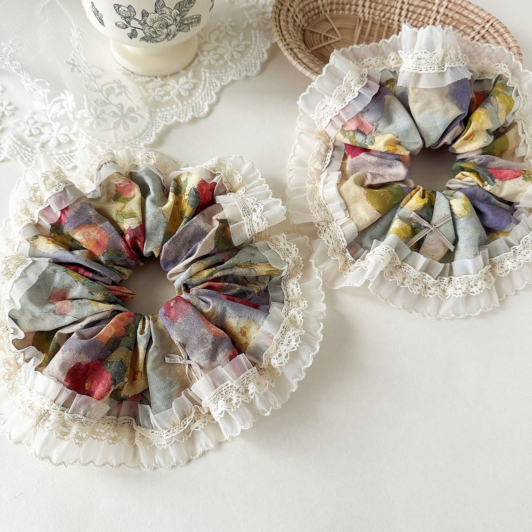 蕾絲大腸圈刺繡髮圈－商品主圖｜https://igowo.tw/