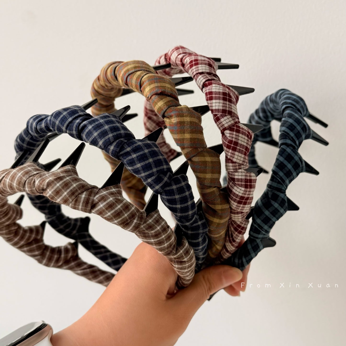 布面格紋纏繞髮箍－咖色款細節｜https://igowo.tw/