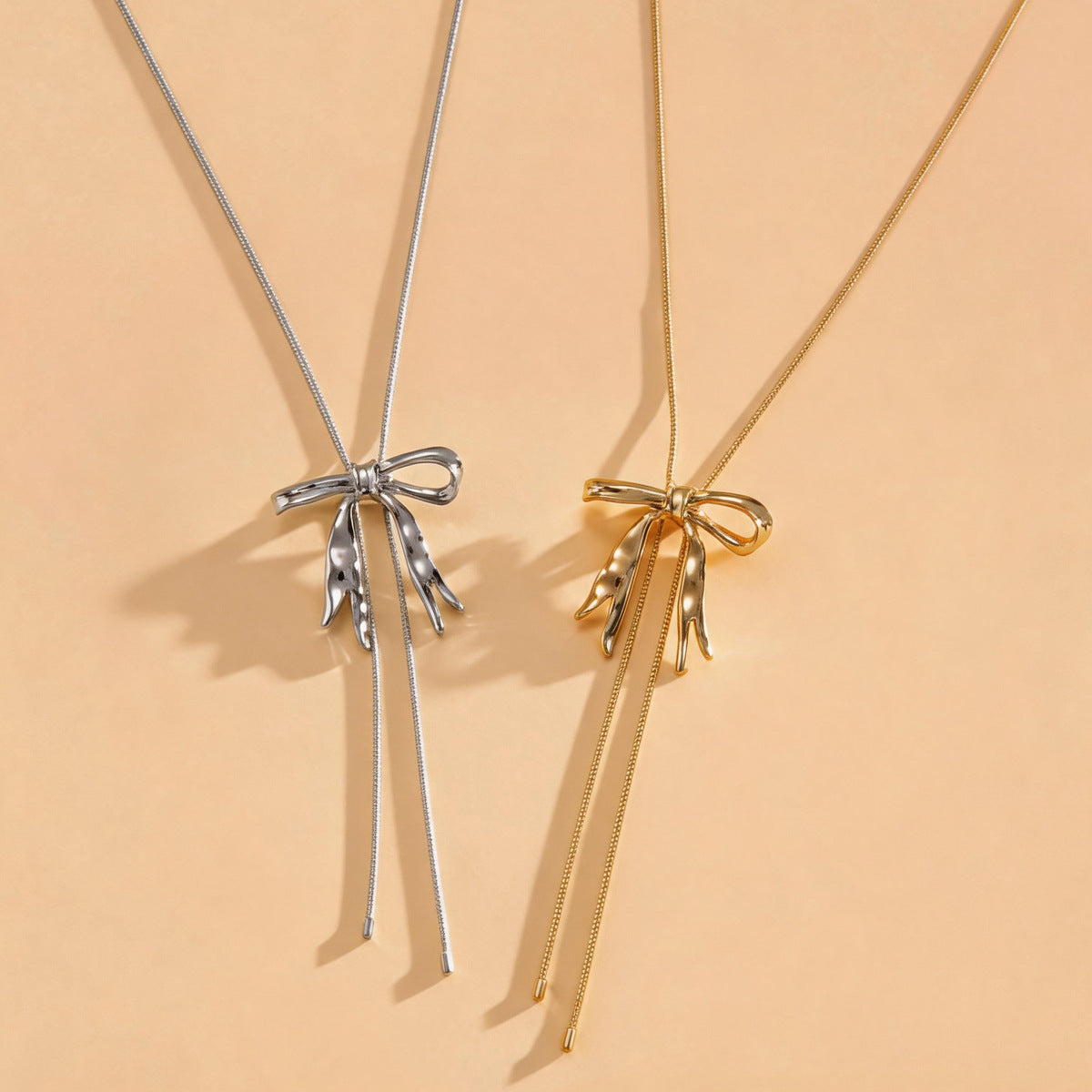 金屬蝴蝶結誇張項鍊－項鍊-銀色款實拍｜https://igowo.tw/