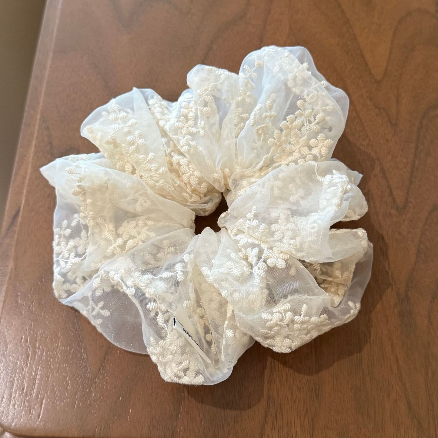 蕾絲大腸圈花朵髮圈－太陽花飄帶款細節｜https://igowo.tw/