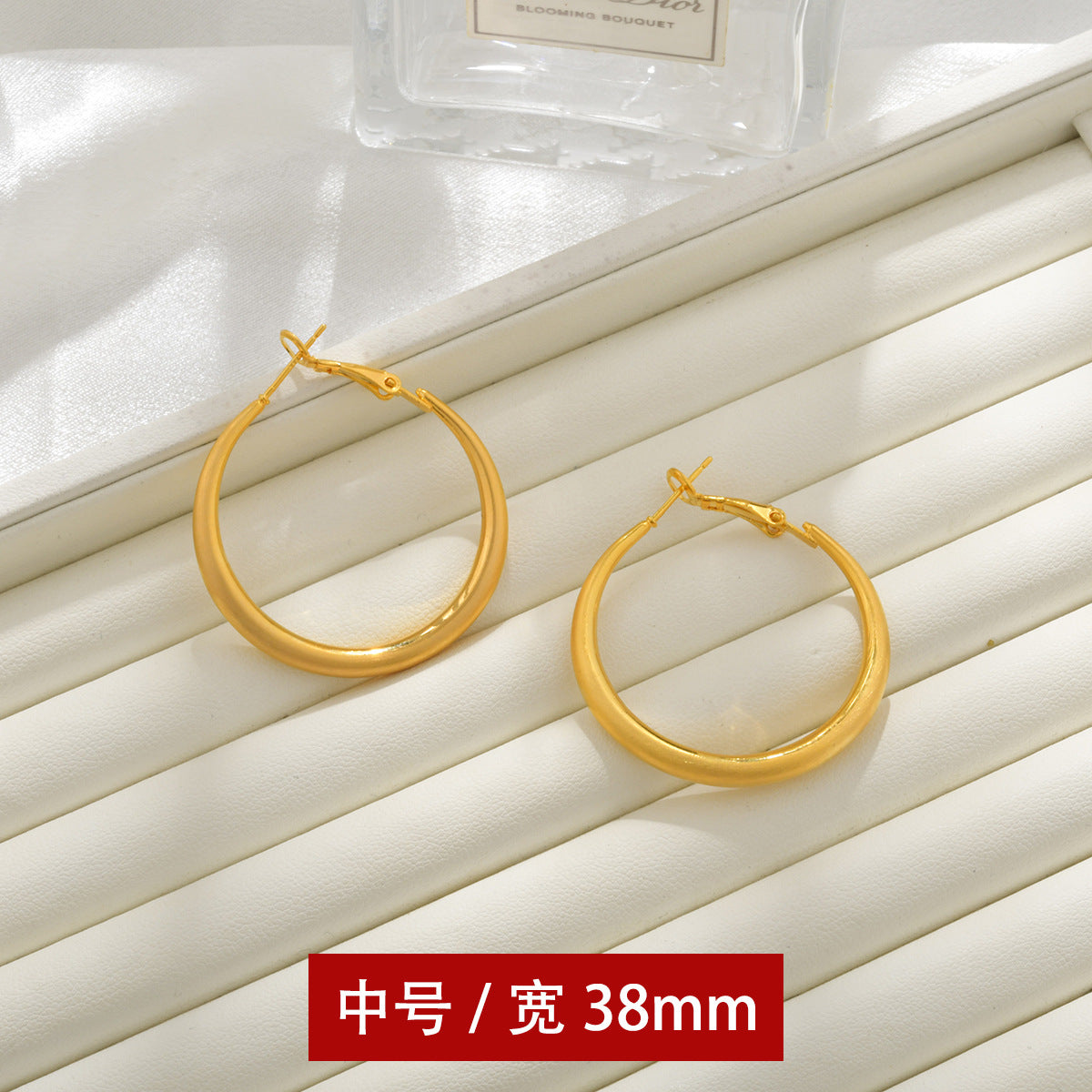 圓圈拉絲誇張耳環－細節特寫4｜https://igowo.tw/