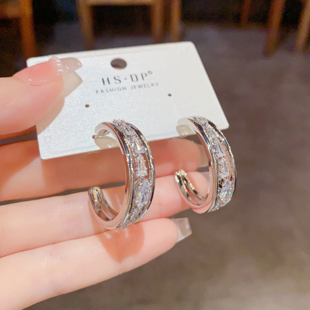 鋯石C形圓圈復古耳環－商品主圖｜https://igowo.tw/