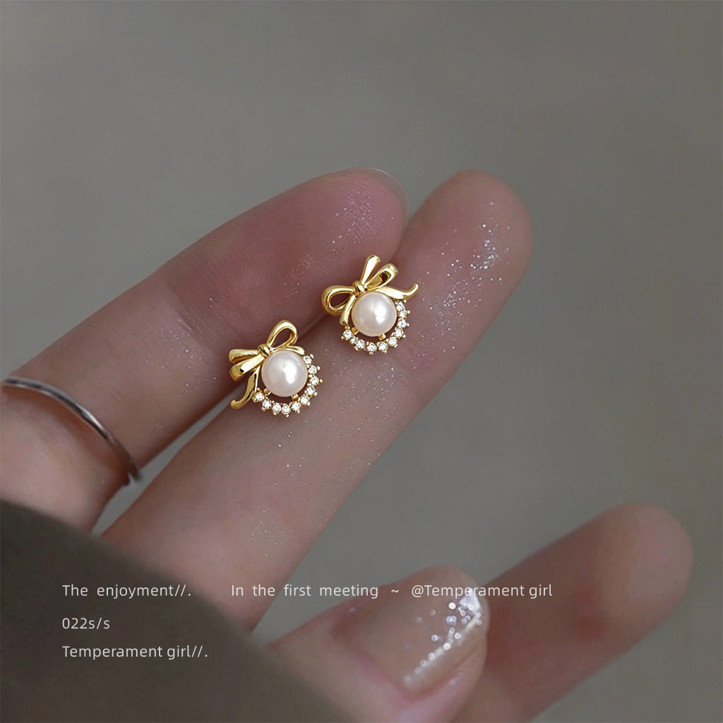 珍珠蝴蝶結微鑲耳釘－商品主圖｜https://igowo.tw/