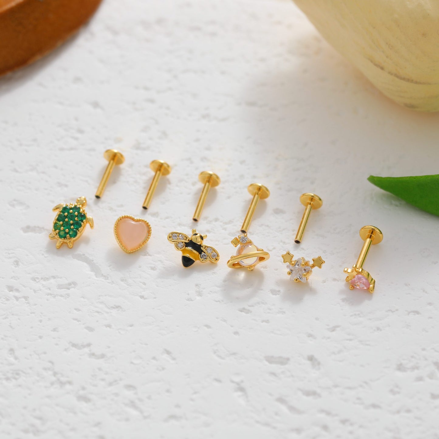 金色鋯石小巧耳釘－細節特寫1｜https://igowo.tw/