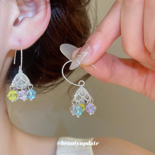 繽紛水晶花朵鏤空耳鉤－商品主圖｜https://igowo.tw/