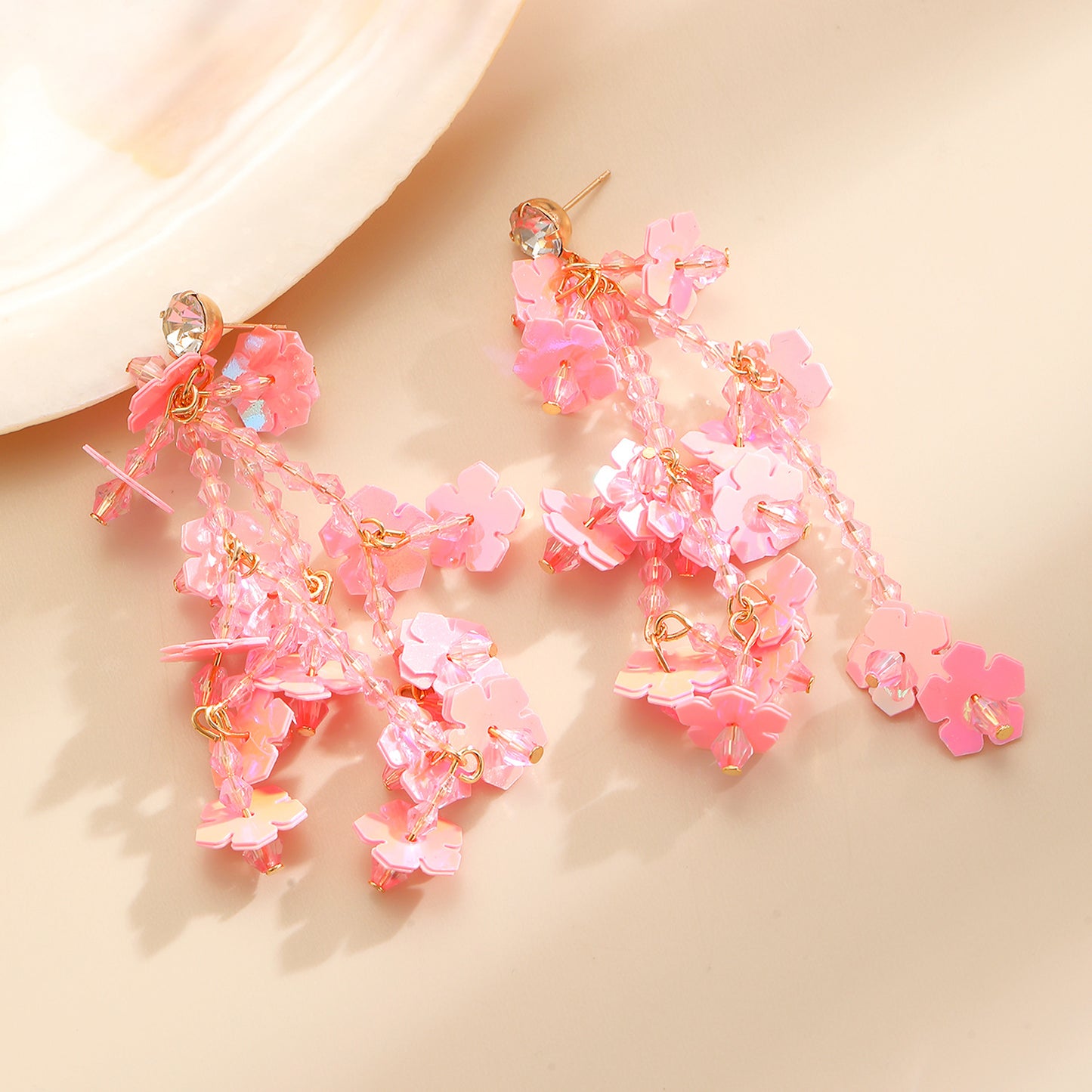 粉色串珠花朵流蘇耳環－第二視角實拍｜https://igowo.tw/