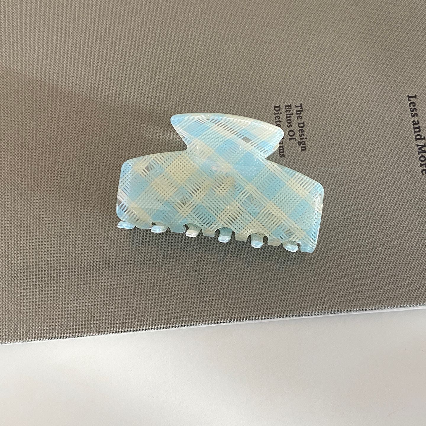 藍色格紋簡約鯊魚夾－綠色小方形款細節｜https://igowo.tw/