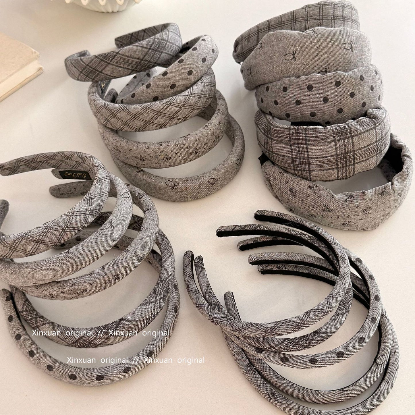 灰色布面波點髮箍－商品主圖｜https://igowo.tw/