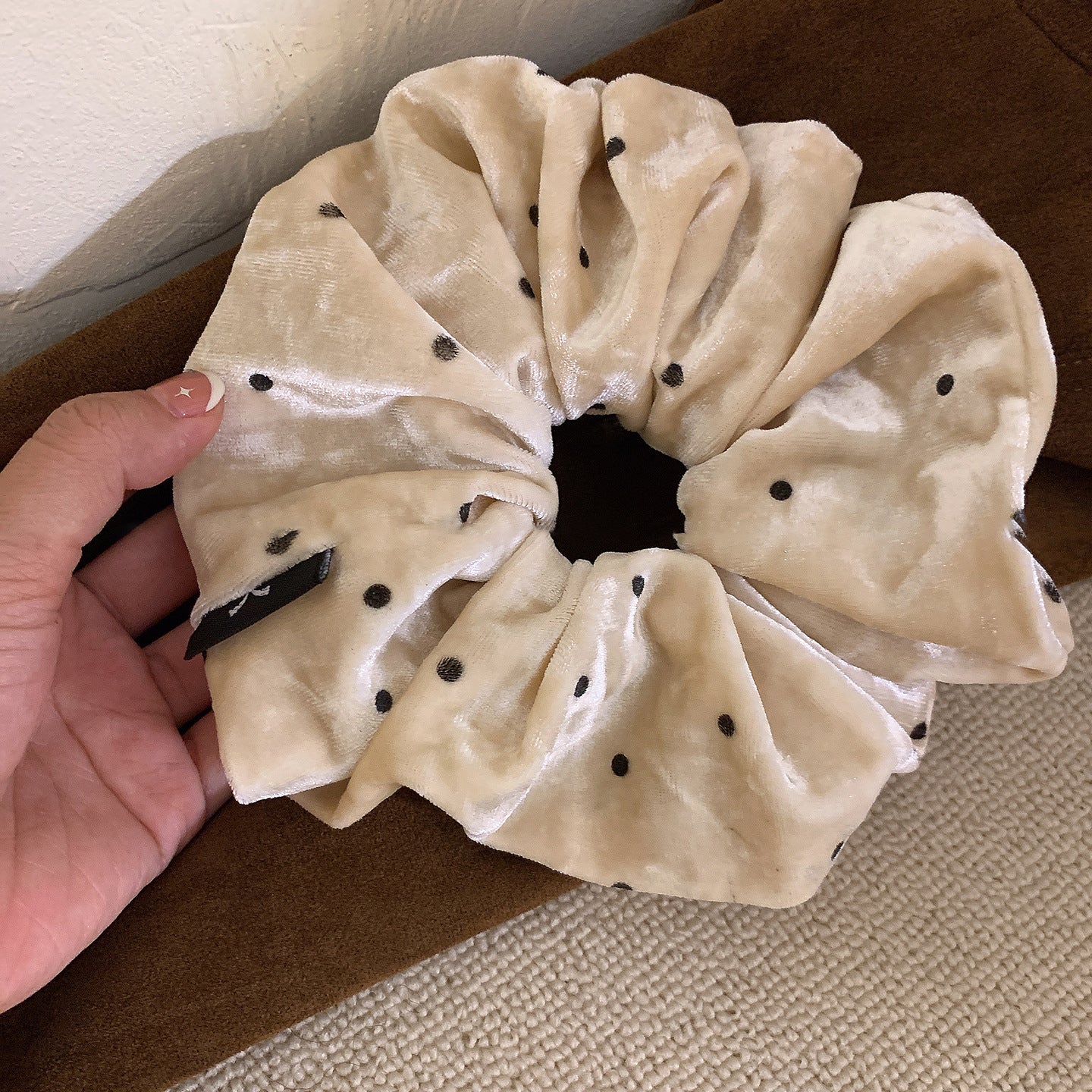 絨面波點復古髮圈－酒紅款細節｜https://igowo.tw/