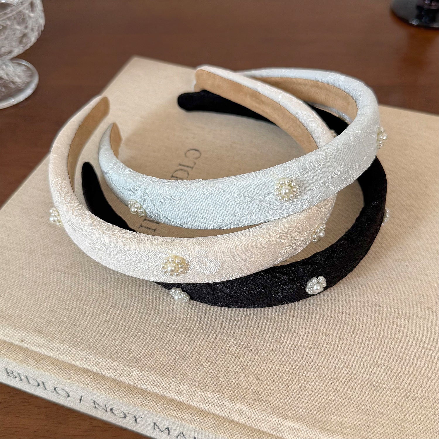 珍珠花朵刺繡髮箍－淺藍色款實拍｜https://igowo.tw/