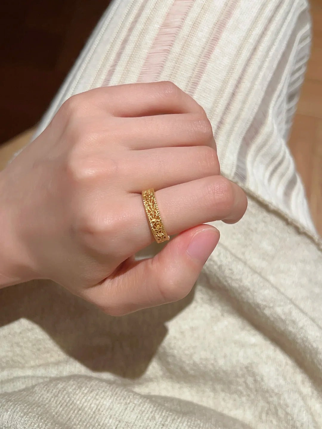 金色鋯石微鑲簡約戒指－細節特寫4｜https://igowo.tw/