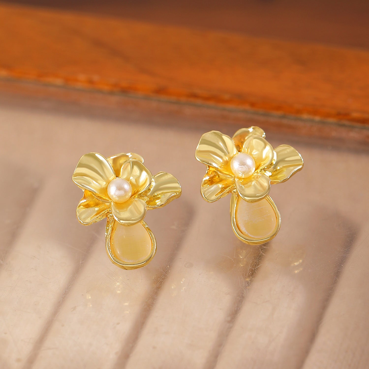 金色珍珠花朵耳釘－細節特寫1｜https://igowo.tw/