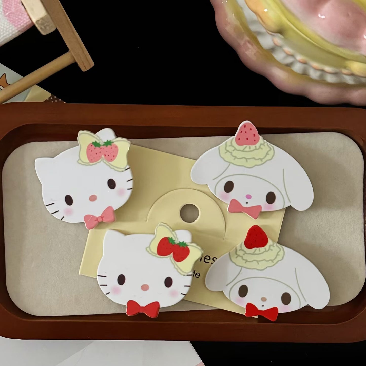 壓克力草莓貓咪髮夾－商品主圖｜https://igowo.tw/