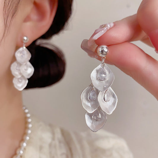鋯石樹葉水滴流蘇耳墜－商品主圖｜https://igowo.tw/