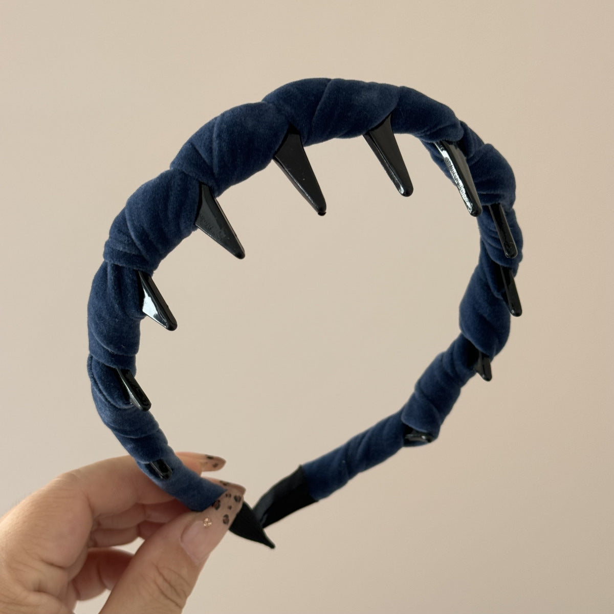 絨面波浪復古髮箍－細節特寫5｜https://igowo.tw/