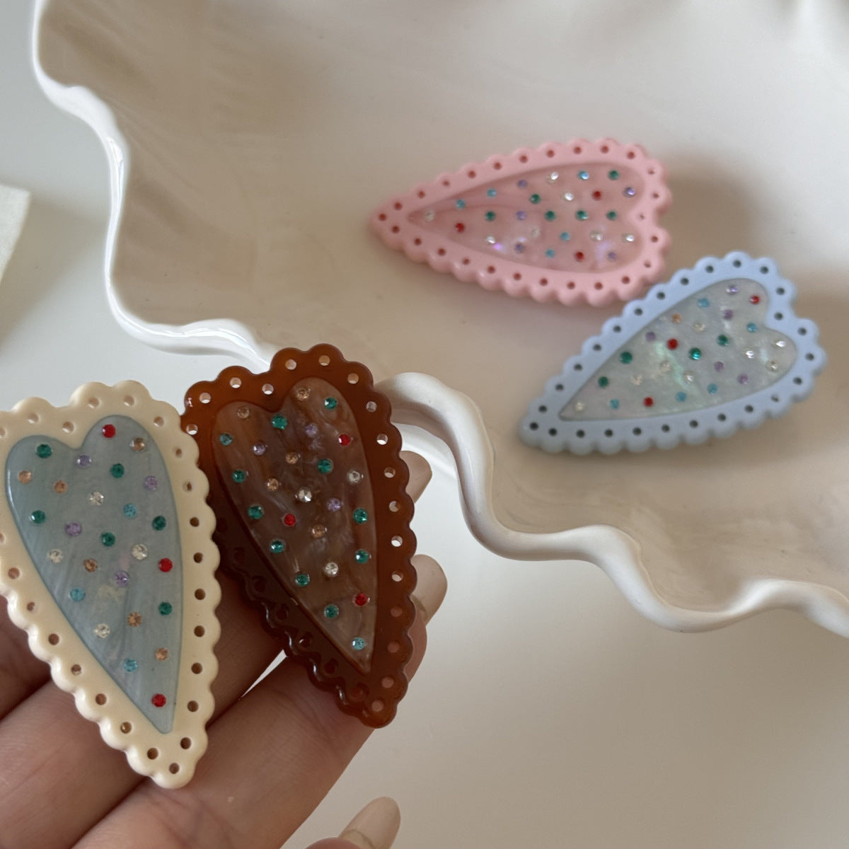 愛心波點髮夾－細節特寫1｜https://igowo.tw/