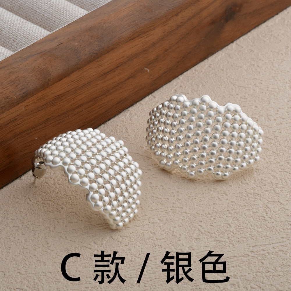 圓珠鏤空復古耳釘