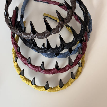皮革一字纏繞鯊魚夾－纏繞皮質抓-黑色款細節｜https://igowo.tw/
