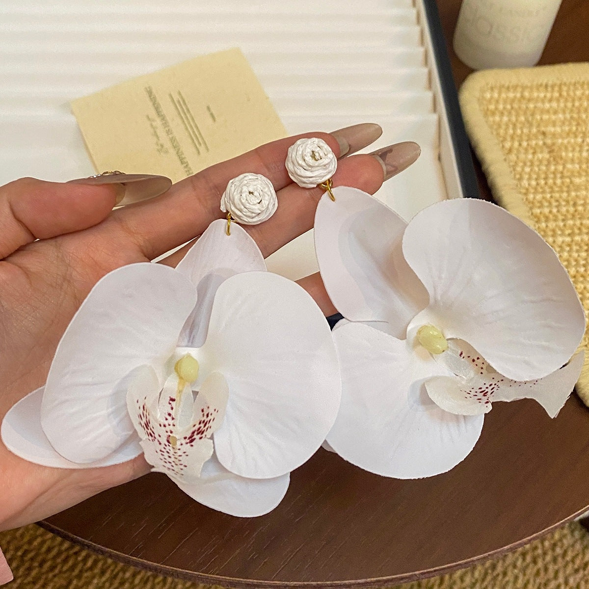 蝴蝶花朵長版耳墜－24/蝴蝶蘭粉款細節｜https://igowo.tw/