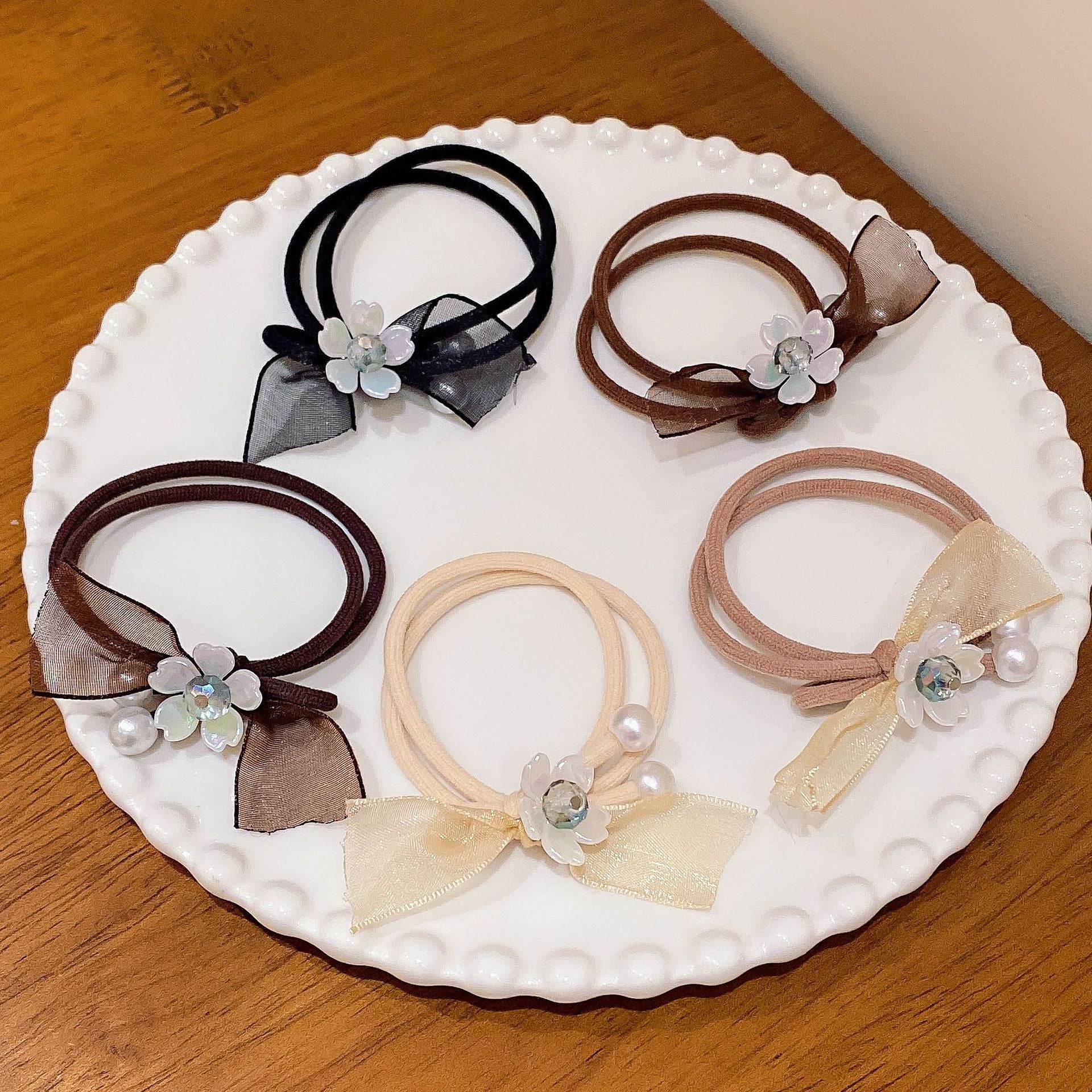 珍珠蝴蝶結花朵髮圈－商品主圖｜https://igowo.tw/